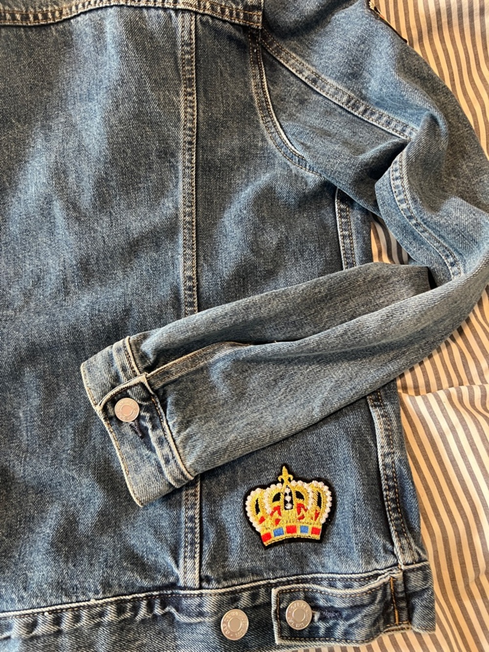 Vintage GAP Blue Denim Jacket with Crown Embroidered Patches - Picture 7 of 8
